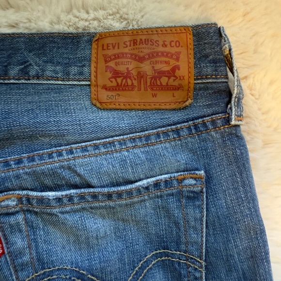 Vintage 501 25x32. Button fly. Distressed areas. Leather Levi’s branding label. - Picture 3 of 10